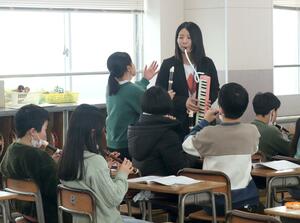 小学校の臨時免許を取得し、授業に臨む寺尾舞子さん。県内でも臨時免許の活用が進んでいる=2月、胎内市