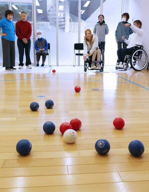 ボッチャを楽しむ参加者=7日、長岡市千歳1