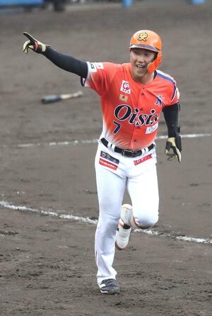 8月25日のロッテ戦で、延長10回サヨナラ本塁打を放ち喜ぶ小池智也=ベーマガ