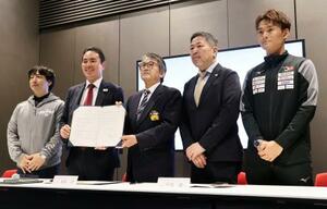 日本フェンシング協会と日本パラフェンシング協会の連携協定締結式=26日、東京都内