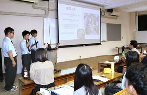 小千谷西高校の生徒たちが防災食をアピールした成果発表会=小千谷市城内3
