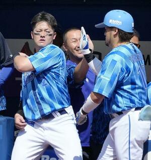 2回、3者連続本塁打を放った戸柱(右)を迎えるDeNA・牧(左)=横浜