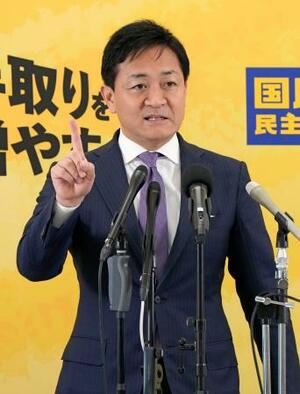 　記者会見する国民民主党の玉木代表＝１１日午前、国会