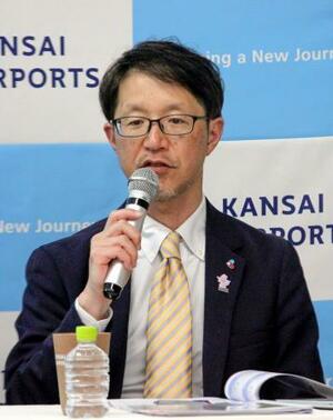 　記者会見する関西エアポートの新宮早人執行役員＝２４日午後、大阪府泉佐野市