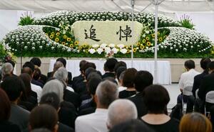 京都アニメーション放火殺人事件の現場となった第1スタジオ跡地で開かれた追悼式=18日午前、京都市伏見区(同社提供)