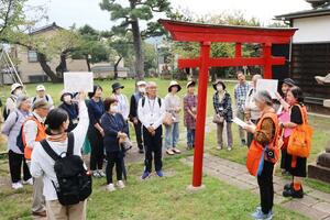 まちなかの名所旧跡などを案内するボランティアガイド=柏崎市