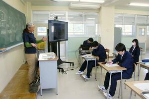 前田富士子さんからガイドのこつを聴く羽茂高の生徒ら=佐渡市羽茂本郷