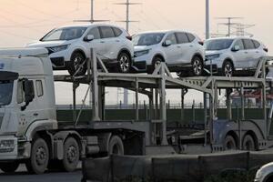 　合弁会社の工場から運び出されるホンダの乗用車＝２０２０年７月、中国・武漢（共同）