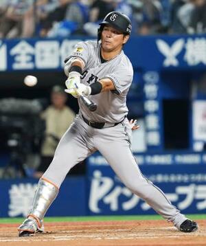 8回巨人1死満塁、代打大城卓が勝ち越しの左犠飛を放つ=横浜