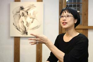 「海」の書を前に「新潟島の空や景色にすごく引かれた」と語る華雪さん=新潟市中央区の砂丘館