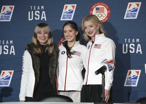 ミラノ・コルティナ冬季五輪のフィギュアスケート米国代表に選ばれた（左から）アリサ・リュウ、イザボー・レビト、アンバー・グレン＝１１日、セントルイス（共同）