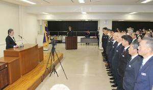 県警幹部らに訓示する滝澤依子本部長=6日、県警本部