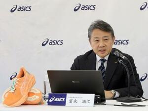 記者会見するアシックスの富永満之社長=13日午後、神戸市