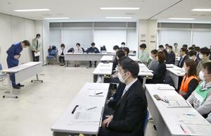 集合式で中原八一新潟市長のあいさつを聞く応援の職員=7日、市役所