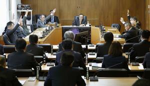 「核のごみ」の最終処分場選定に向けた文献調査を巡り、受け入れを求める請願を賛成多数で採択した佐賀県玄海町議会の原子力対策特別委員会=4月25日