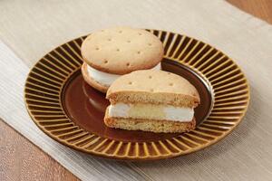 　ローソンの「しっとりビスケットサンド　レアチーズ」