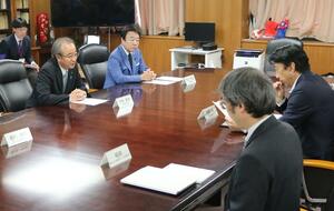 メタンハイドレートの開発促進を斎藤健経済産業相(右)に要望する花角英世知事(左手前)=5月27日、東京・霞が関