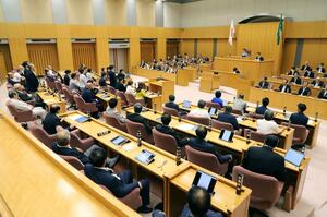 西堀ローサを巡る中原八一市長の減給方針を示した議案が否決された市議会6月定例会の本会議=3日、新潟市議会
