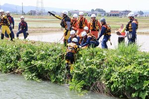 長岡市消防隊員らによる流水救助訓練=長岡市片田町