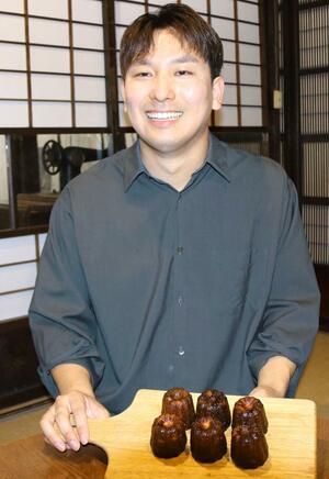 福顔酒造の酒かすを活用したカヌレを紹介する寺田泰さん=三条市仲之町