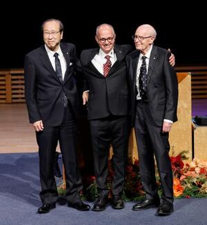 ノーベル化学賞の受賞記念講演を終えた、(左から)北川進・京都大特別教授、共同受賞者のオマー・ヤギーさんとリチャード・ロブソンさん=8日、ストックホルム(共同)