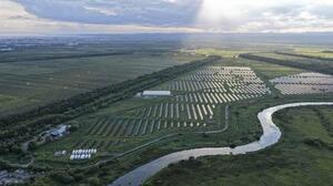 　釧路湿原周辺に建設された大規模太陽光発電所＝８月、北海道釧路町