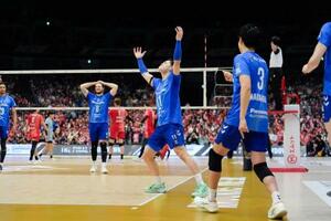 　サントリーに勝利し優勝を決め、喜ぶ大阪Ｂ・西田（中央）＝横浜アリーナ