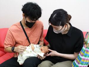 無痛分娩で第1子を出産した夫婦=新潟市江南区の新津産科婦人科クリニック