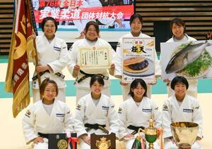 女子1部で優勝したコマツの選手たち=アスリートタウン延岡アリーナ