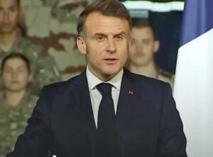 21日、アラブ首長国連邦のフランス軍基地で演説するマクロン大統領(マクロン氏のXから、共同)