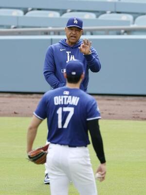 大谷(手前)と話をするドジャースのロバーツ監督=4月、ロサンゼルス