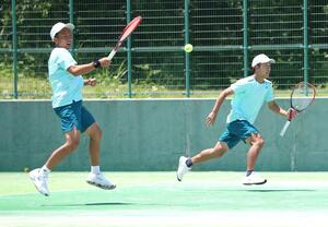東京学館－開志国際　テニス男子団体決勝でプレーする伊藤唯（左）と主将の大内大雅＝南魚沼市の大原運動公園