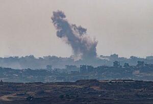 17日、パレスチナ自治区ガザ北部で上がる煙=イスラエル南部スデロトから撮影(共同)