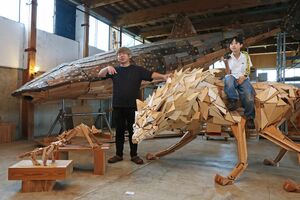 初の合同展示を開いた加治聖哉さん(左)とおんだるいす君=10日、長岡市天下島