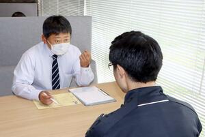 新潟国際情報大のキャリア支援課の担当者に就職相談する学生=新潟市西区