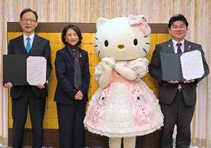 基本構想の説明のため、大分県庁を訪れたサンリオエンターテイメントの小巻亜矢社長(左から2人目)ら=8日((C) 2025 SANRIO CO., LTD. TOKYO, JAPAN 著作株式会社サンリオ)