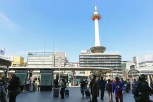 　観光客らが行き交う京都駅前＝２４日、京都市下京区