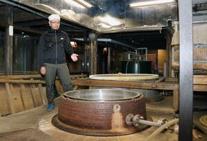 創業当時から残る仕込み蔵で日本酒造りについて語る渡邉桂太さん=新潟市西蒲区石瀬