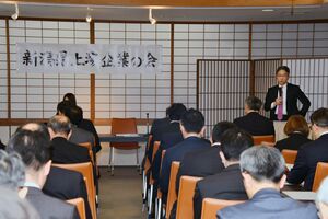 県内の上場企業の経営者向けに講演した東京証券取引所の岩永守幸社長＝２日、新潟市中央区