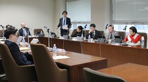 官民連携ファンドなどについて議論を交わした総務文教委員会=3月3日、県議会