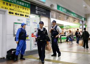 　ＪＲ川崎駅で活動する警察官ら＝１０日午後