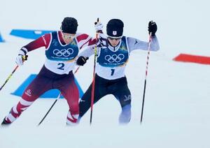 　男子個人ラージヒル　後半距離で力走する山本涼太（右）＝テーゼロ（共同）