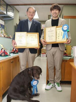 TSB大使の市川和弥さん(右)、TSBドッグのルナ(下)と飼い主の新田賢仁さん(左)=新潟市中央区学校町通2