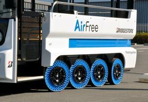 空気充填が不要なタイヤ「AirFree」=17日、東京都小平市