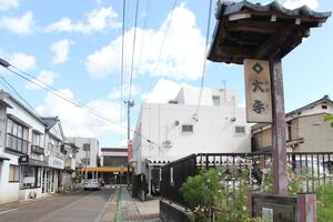 村松地区に掲げられた通称名を記した観光案内板=五泉市村松甲
