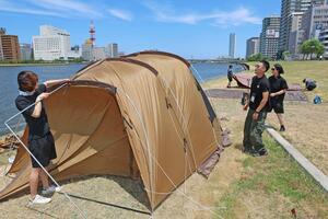 信濃川やすらぎ堤の右岸。水辺アウトドアラウンジに向けて準備が進む=6月17日、新潟市中央区八千代2