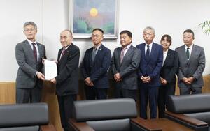 桜井雅浩柏崎市長(左)に意見書を提出する市農業委員会の石塚道宏会長(左から2人目)ら=柏崎市役所