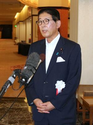 岸田文雄首相の責任論に言及し、報道陣の取材に応じた高鳥修一氏=6月23日、上越市