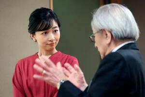 「松下真々庵」を訪れ、人間国宝の森口邦彦さんの説明を聞かれる佳子さま=9日午後、京都市左京区(代表撮影)
