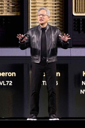 講演するエヌビディアのジェンスン・フアンCEO=16日、米カリフォルニア(ゲッティ=共同)